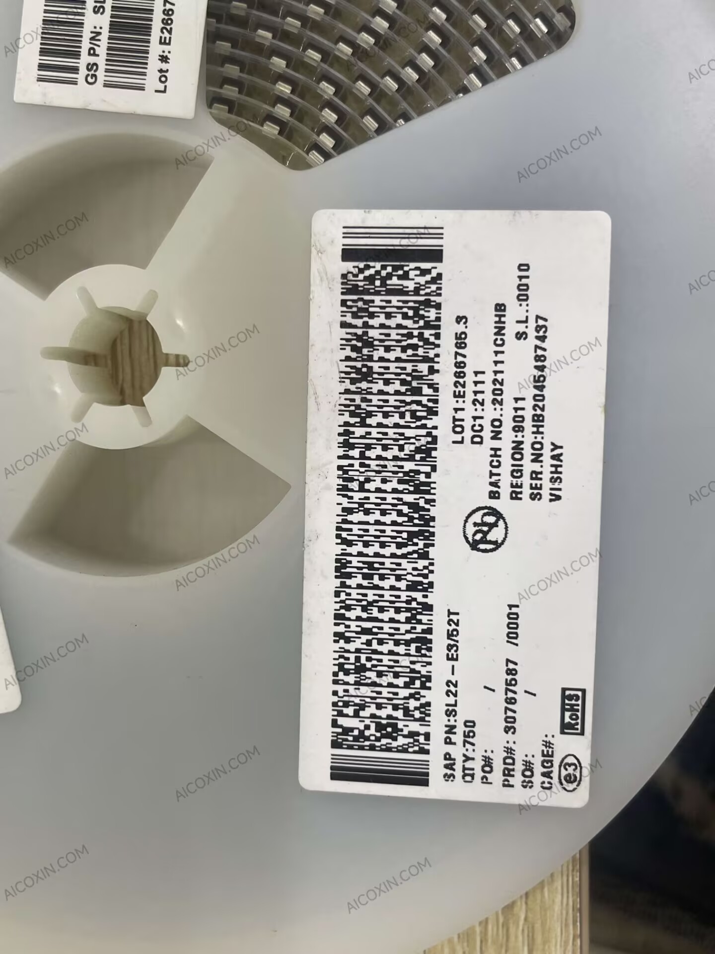 Vishay SL22-E3/52T 2A 20V Low-Forward-Voltage Schottky Barrier Rectifier SMB